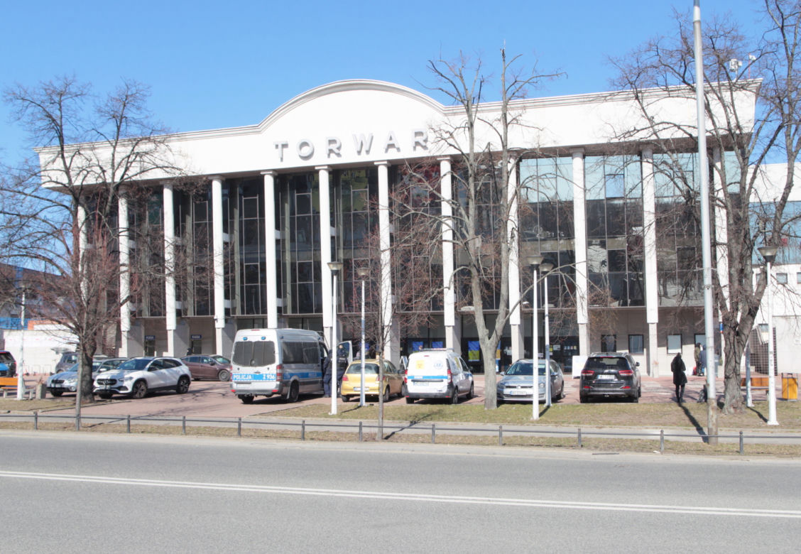 Uchodźcy w Warszawie to już 10 proc. mieszkańców stolicy. Śpią w hali targowej, na boisku i w biurowcu