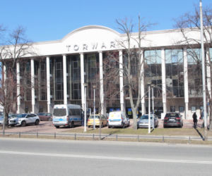 Uchodźcy w Warszawie to już 10 proc. mieszkańców stolicy. Śpią w hali targowej, na boisku i w biurowcu