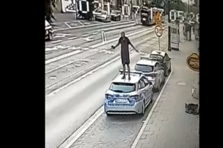 W Krakowie była tak mocna impreza, że gość postanowił poskakać po dachu radiowozu