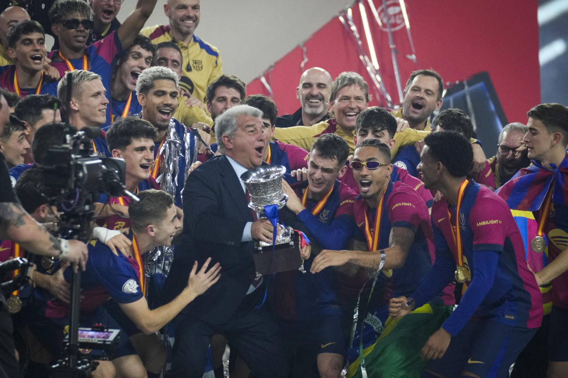 Tak Barcelona cieszy się z Superpucharu Hiszpanii