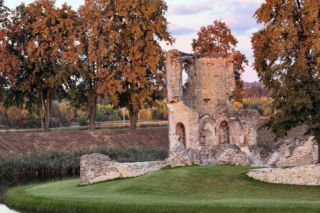 Z GDAŃSKA DO ĆMIELOWA: KUPILI ZAMEK, BY SPEŁNIĆ MARZENIA. W MAJU OTWARCIE NAJWIĘKSZEJ W EUROPIE GALERII GITAR!