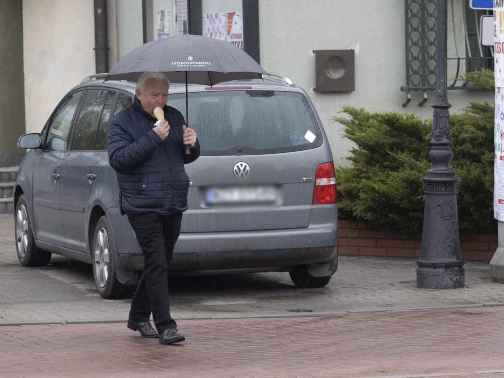 Leszek Miller wybrał sie na lody w zimną i deszczową majówkę
