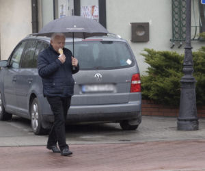 Leszek Miller wybrał sie na lody w zimną i deszczową majówkę