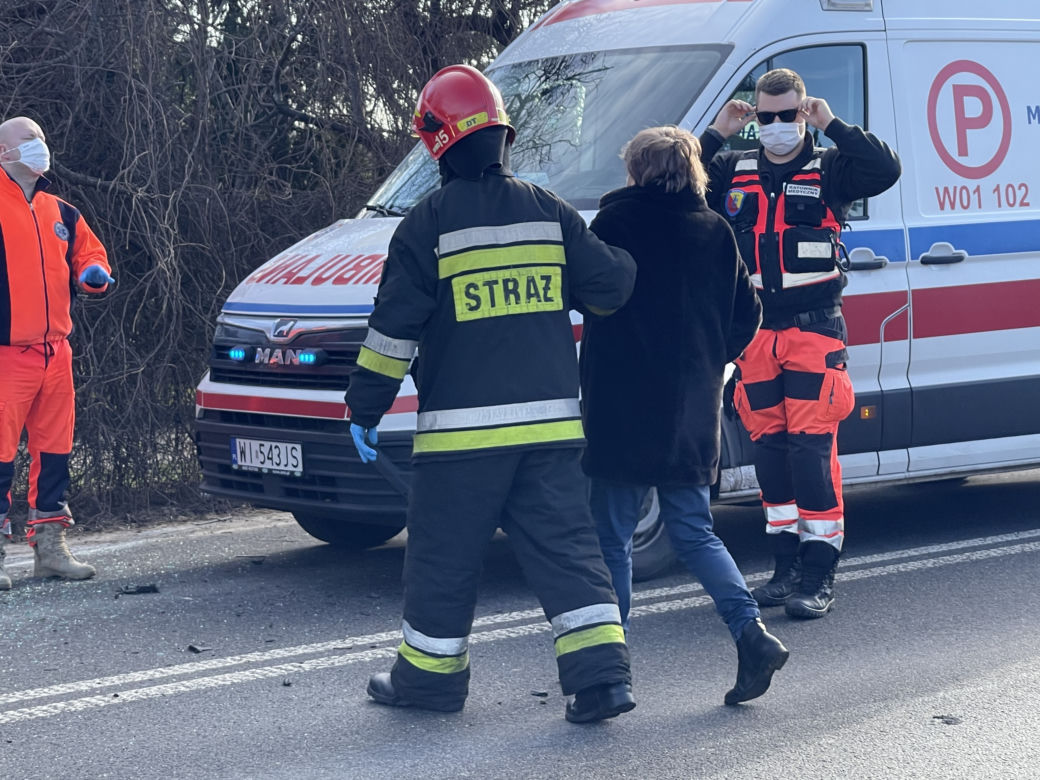 Dramatyczny wypadek na Targówku. Auto wylądowało na boku