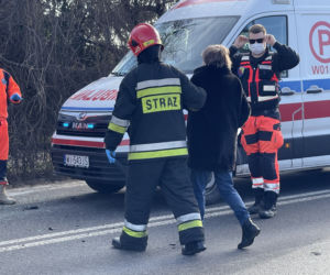 Dramatyczny wypadek na Targówku. Auto wylądowało na boku