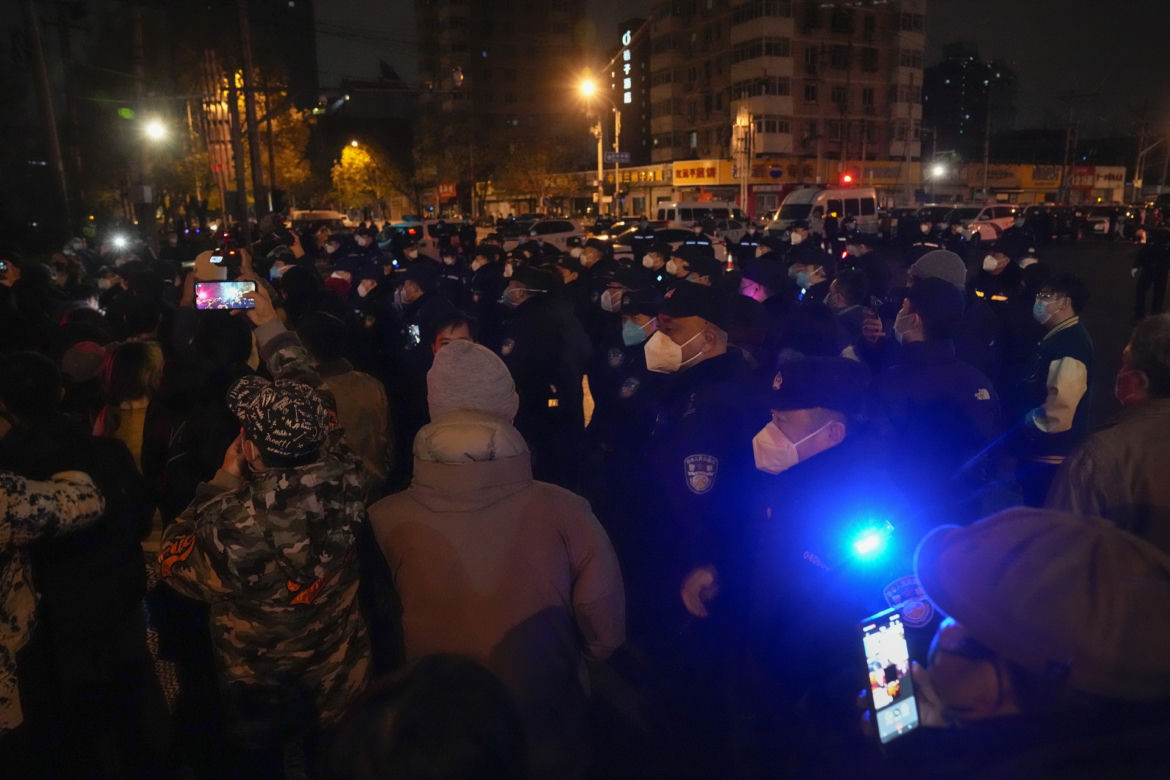 Wielkie demonstracje przeciwko restrykcjom covidowym! "Chcę swobodnie wychodzić, ale nie mogę"