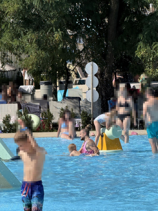 Baron z synkiem na basenie