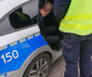 Łódź. Z włączonym silnikiem i BEZ PRAWA JAZDY. 25-latek zasnął w aucie na pasie ruchu
