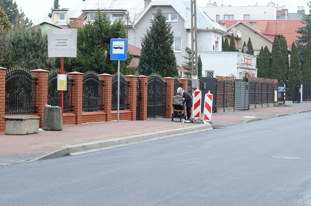 Wylali asfalt, zerwali go i znów wylali. Remont w Ząbkach jak u Bareji
