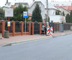 Wylali asfalt, zerwali go i znów wylali. Remont w Ząbkach jak u Bareji
