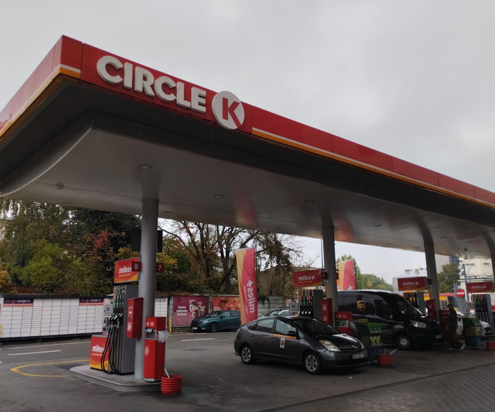 Stacja paliw Circle K na ulicy Puławskiej w Warszawie. Szara Toyota Prius tankuje obok dystrybutorów, widoczne są też bannery promocyjne. Więcej o rabatach na paliwo na ferie przeczytasz na Super Biznes.