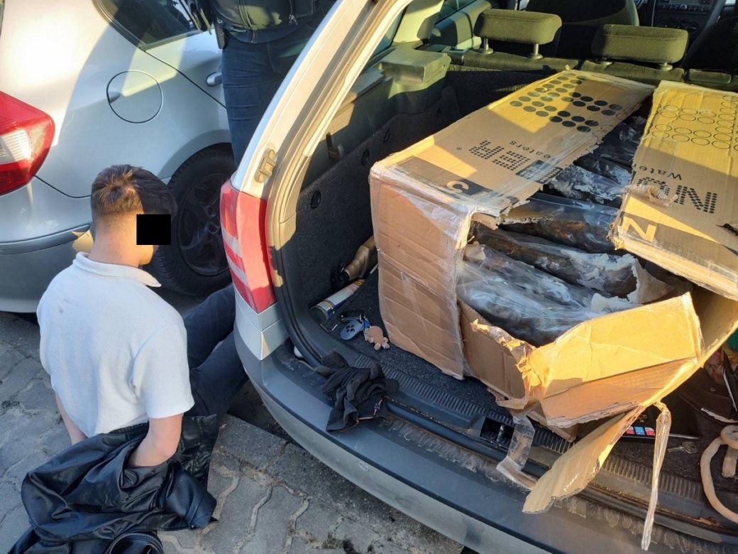 21-latek w Bydgoszczy wpadł. Niewiarygodne, co znalazła przy nim policja. Waga zwariowała