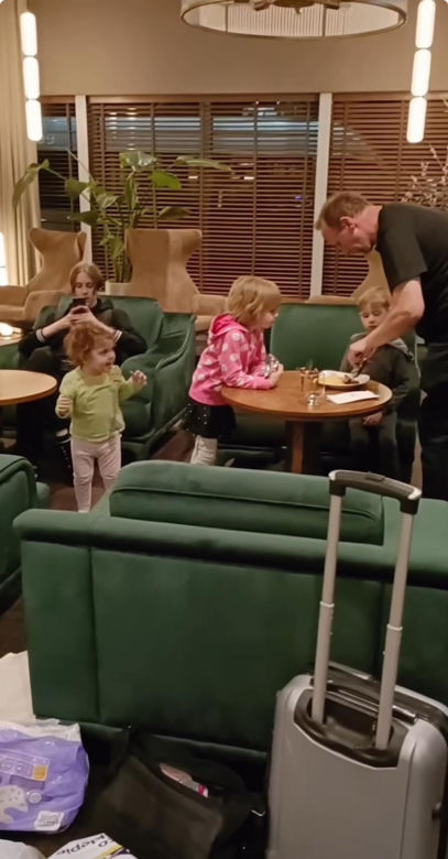 Rodzina pięcioraczków w podróży do Tajlandii