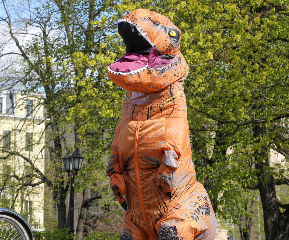Obława na Krupówkach! Strażnicy ruszyli w pościg za dinozaurem