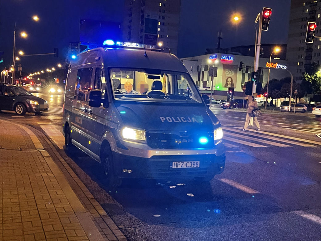 Miejski autobus potrącił pieszą na Gocławiu. Poszkodowana trafiła do szpitala