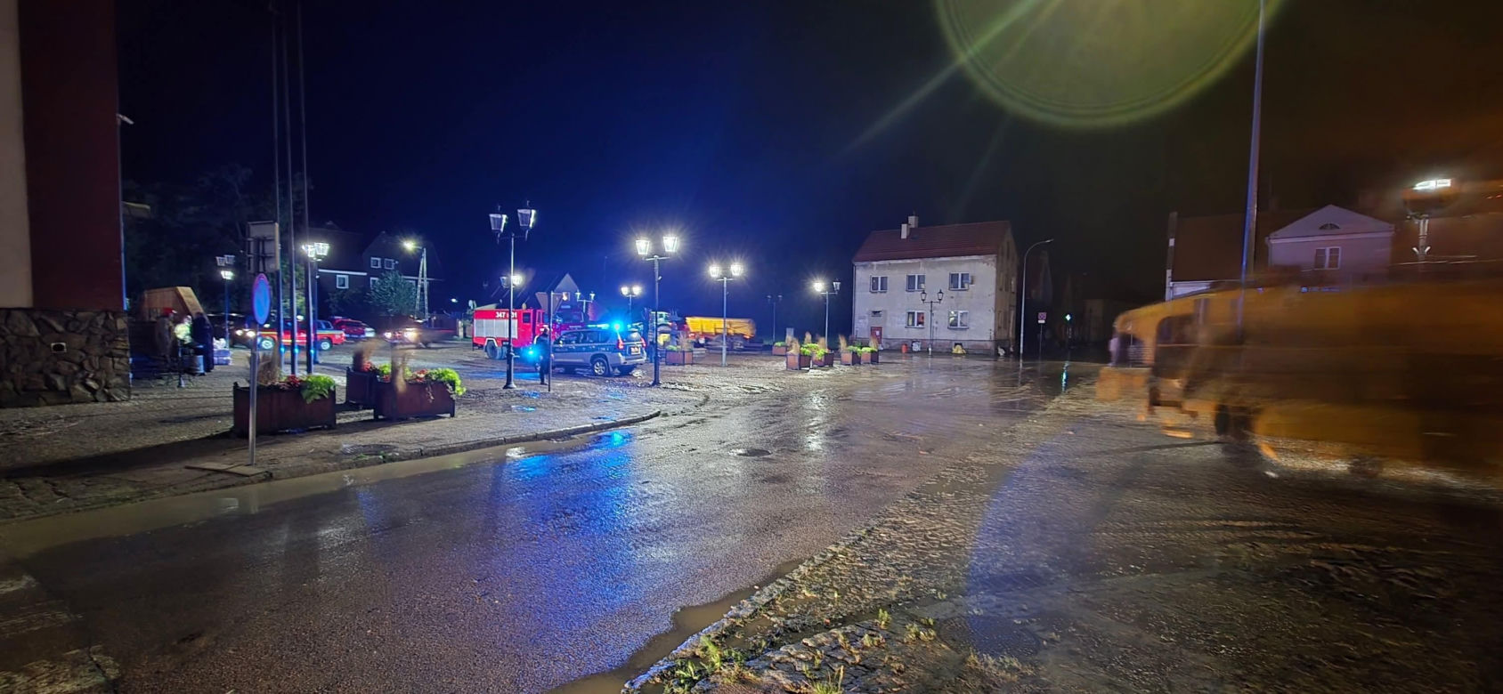 Zalane ulice, woda w budynkach. Dramatyczna sytuacja w Suchaczu i Tolkmicku