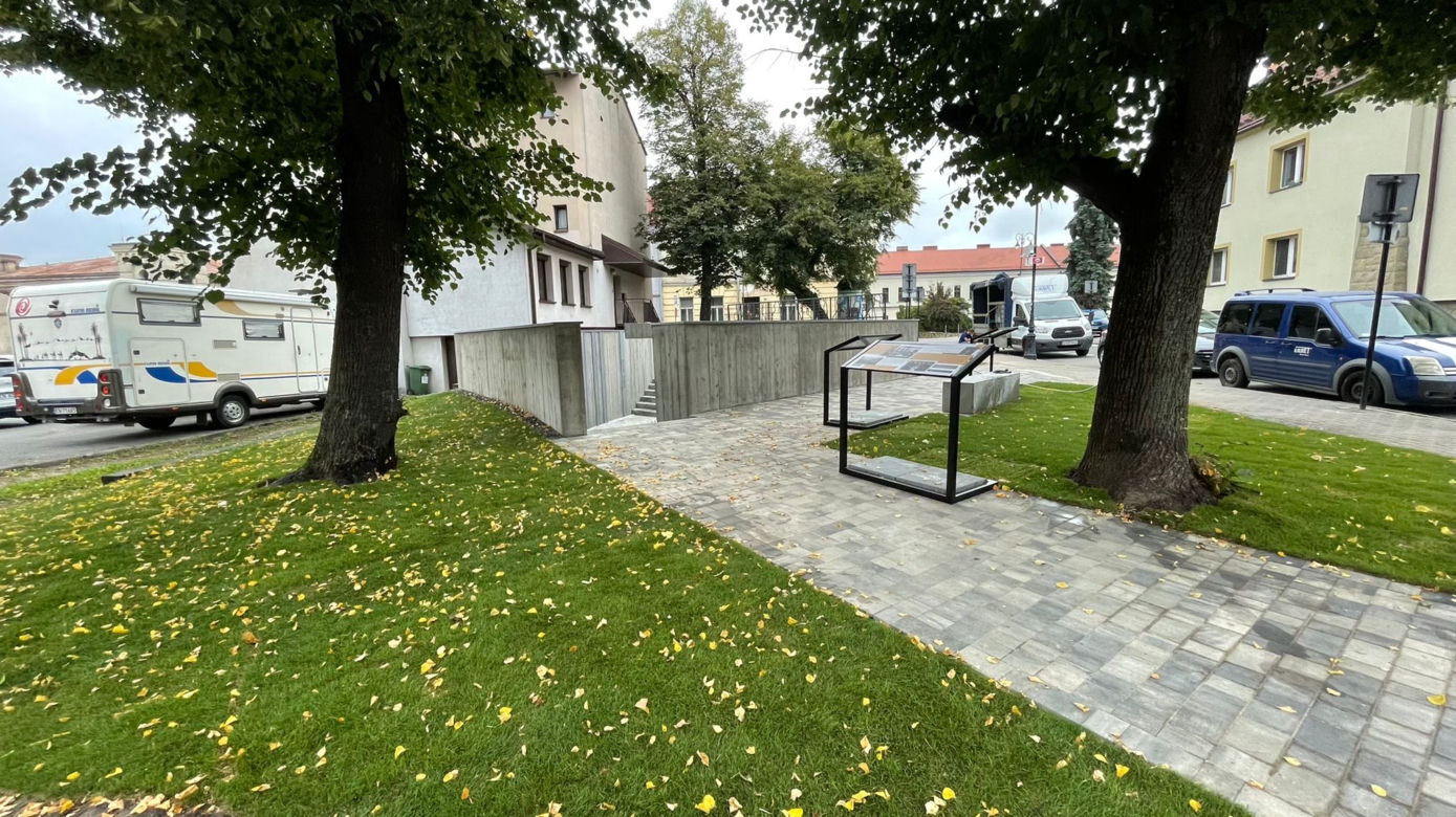 Skwer Pamięci Ofiar Holokaustu już gotowy