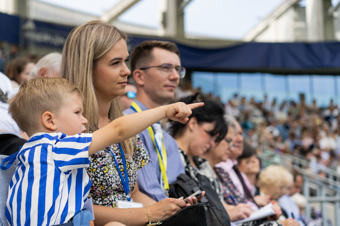 43 nowych świadków Jehowy. Na lubelskim stadionie odbył się wyjątkowy chrzest