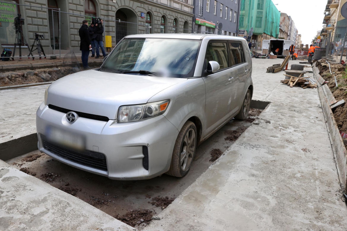 "Zabetonowane" auto z Łodzi zniknęło i się odnalazło. Straż miejska chce ukarać właścicieli.