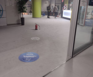 Pożar na siłowni w Złotych Tarasach. Wielka ewakuacja całego budynku
