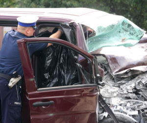 Konstancin Jeziorna: Tragiczny wypadek. Mercedes zderzył się z tirem
