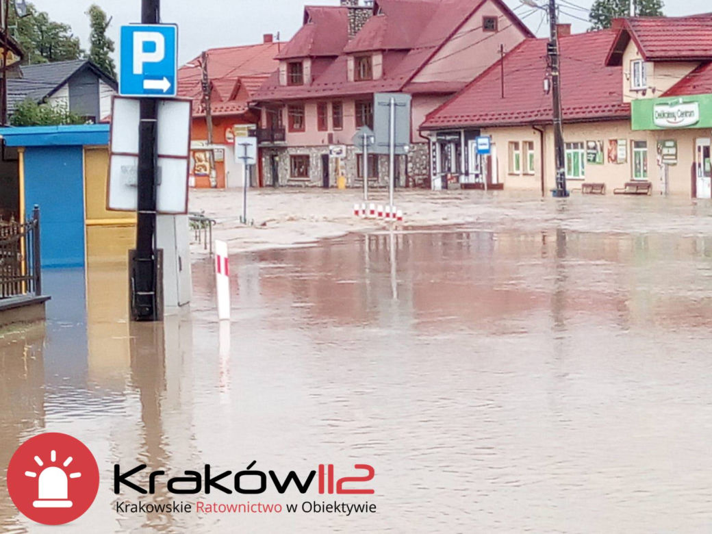 Małopolska: alarmy przeciwpowodziowe, podtopienia, nieprzejezdne drogi