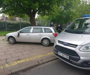 Furiat uszkodził zaparkowane auto
