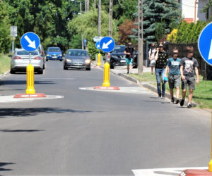 Drogowy absurd? Kierowcy z Tarnowa muszą jeździć slalomem!