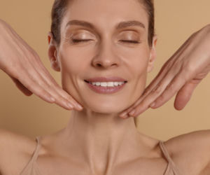 Lifting bez igieł podbija sieć. Ta prosta metoda odejmuje twarzy nawet kilka lat