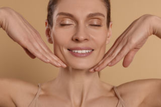 Lifting bez igieł podbija sieć. Ta prosta metoda odejmuje twarzy nawet kilka lat