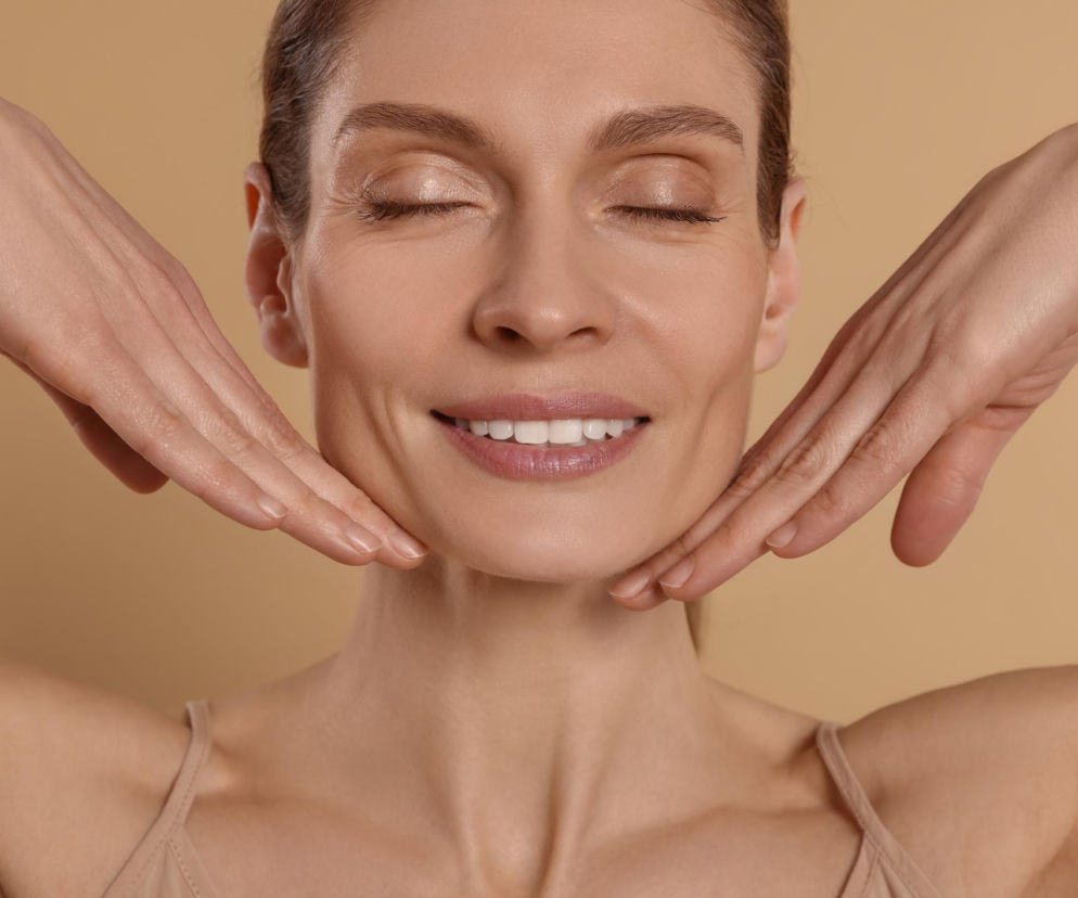 Lifting bez igieł podbija sieć. Ta prosta metoda odejmuje twarzy nawet kilka lat