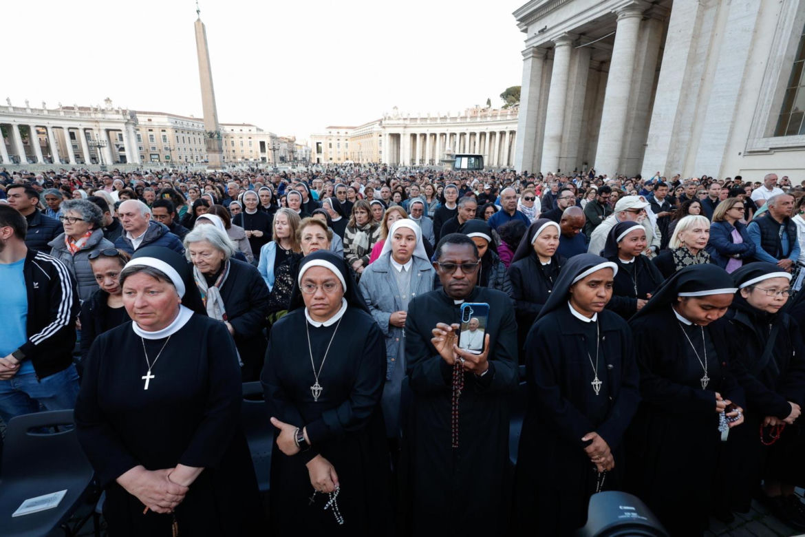 Modlitwa różańcowa za papieża Franciszka dzień po jego śmierci