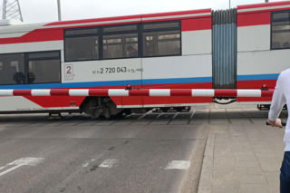 Chwile grozy na torach w Białymstoku. Pociąg przejechał nad mężczyzną, ale ten przeżył