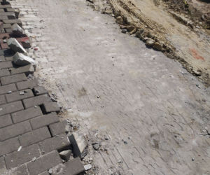 Przedwojenna kostka brukowa w centrum Warszawy. Drogowcy odkryli ją przez przypadek