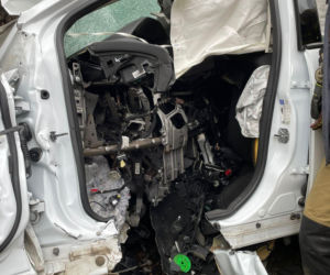 Groźny wypadek pod Bydgoszczą! Kierowca zakleszczony w aucie po uderzeniu w drzewo