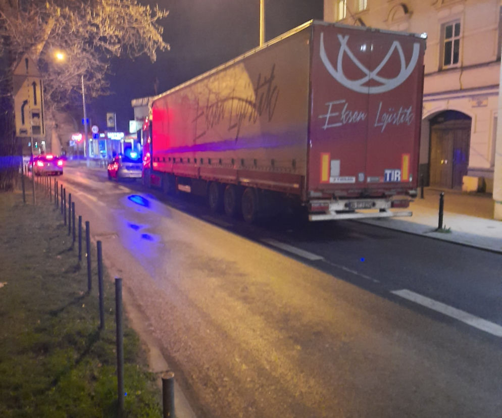 Kierowca zaparkował na pasie dla busów i zasnął... 