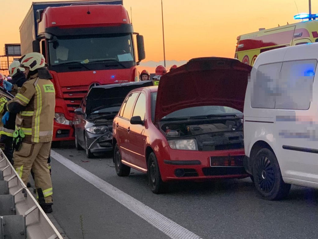 Wielki karambol na S8 pod Warszawą. Ciężarówka wjechała w samochody, są ranni