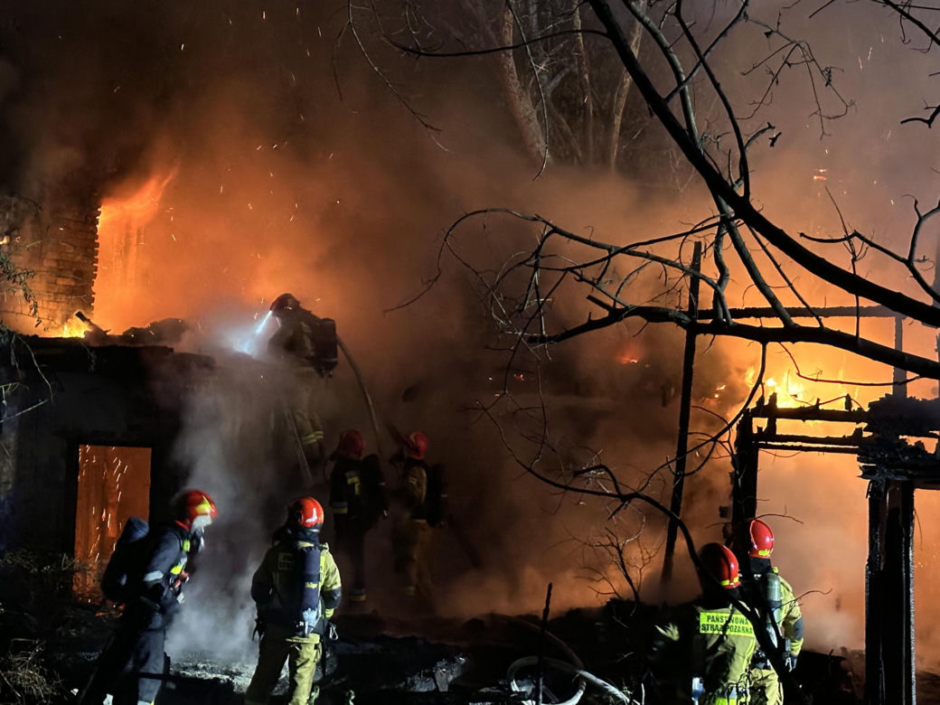 Potężny pożar na Woli w Warszawie. Cały budynek w ogniu. Przerażający widok