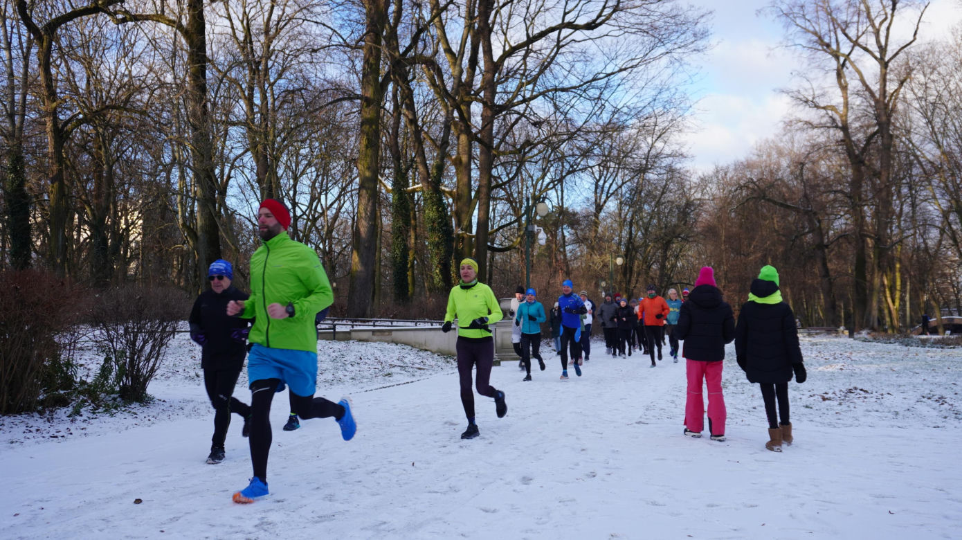 Parkrun w stolicy woj. lubelskiego. Pierwsza sobota 2025 roku na sportowo w Ogrodzie Saskim w Lublinie. Zdjęcia