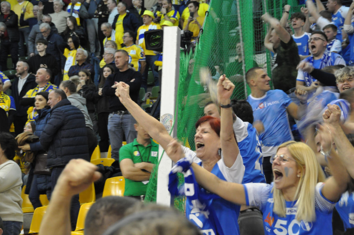 Industria Kielce - Orlen Wisła Płock. Zdjęcia kibiców na trybunach