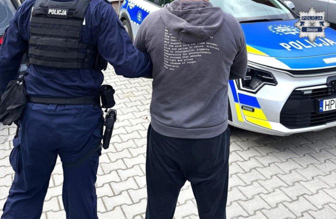 Szokujące sceny w ambulansie. Pacjent rzucił się na medyków. Gryzł i bił po głowie