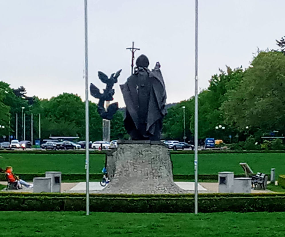 Pomnik papieża Jana Pawła II na Jasnych Błoniach w Szczecinie