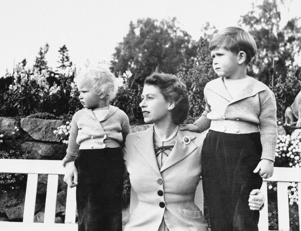 Królowa Elżbieta II i Książę Karol - zdjęcia archiwalne
