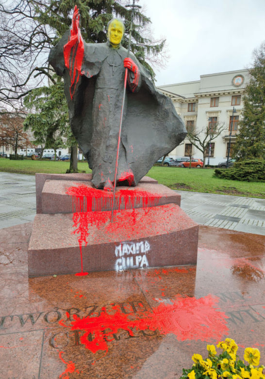Zdewastowany pomnik Jana Pawła II w Łodzi
