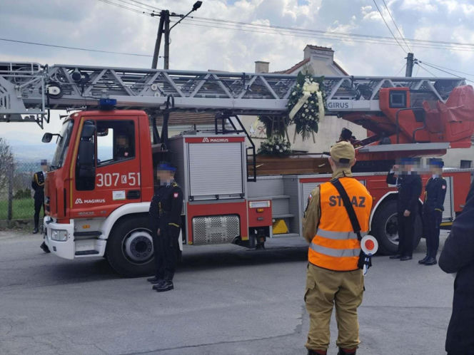 Druh Bogdan uderzył w słup jadąc do pożaru traw. Słowa księdza podczas pogrzebu wyciskają łzy
