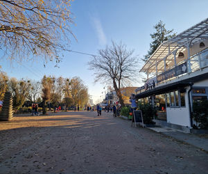 Nowy trend nad morzem! Lody i pamiątki w połowie listopada? Ta nadmorska miejscowość jest czynna cały rok