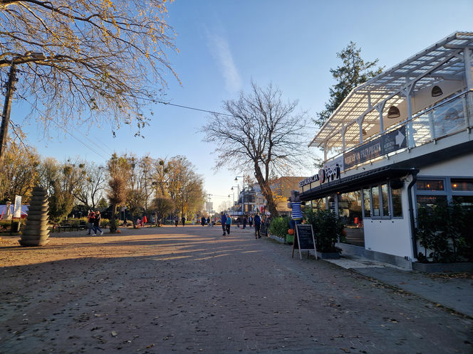 Nowy trend nad morzem! Lody i pamiątki w połowie listopada? Ta nadmorska miejscowość jest czynna cały rok