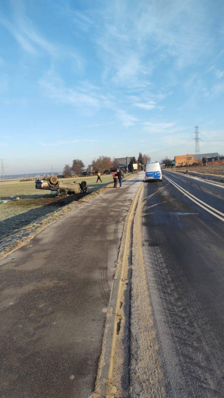 Nissan dachował na oszronionym polu. Poranny wypadek koło Leszna