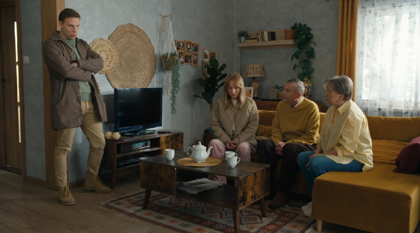 Barwy szczęścia, odcinek 3166. Łukasz (Michał Rolnicki), Agnieszka (Katarzyna Tlałka), Czesław (Marian Jaskulski), Basia (Sławomira Łozińska)
