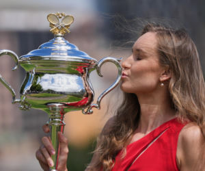 Jelena Rybakina, sesja z pucharem mistrzyni Australian Open